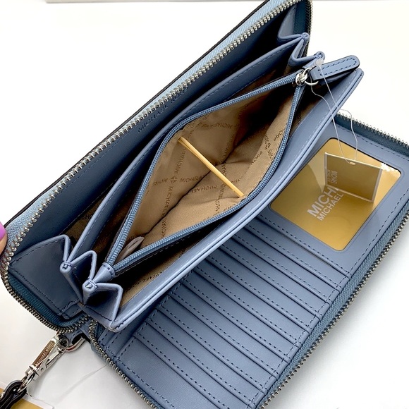 MICHAEL KORS LARGE TRAVEL
CONTINENTAL WRISTLET WALLET PALE
Blue COLOR - Picture 2 of 11